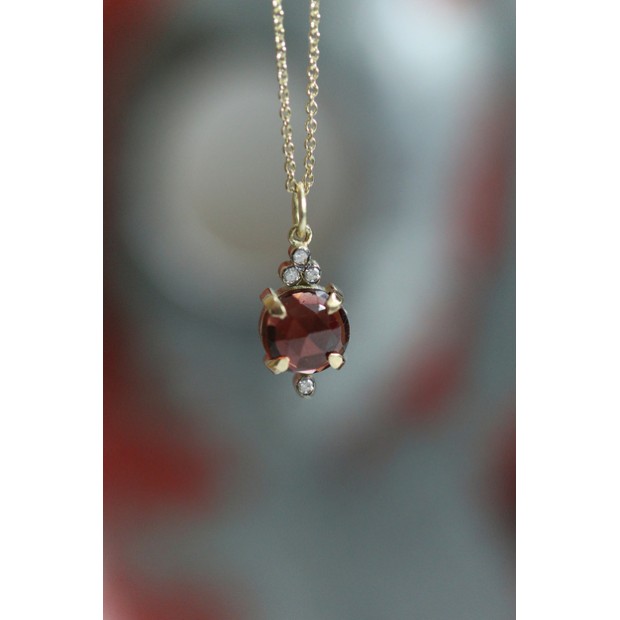 5 Octobre aukso kaklo papuošalas su granatu ir deimantais 5 Octobre aukso kaklo papuošalas su granatu ir deimantais